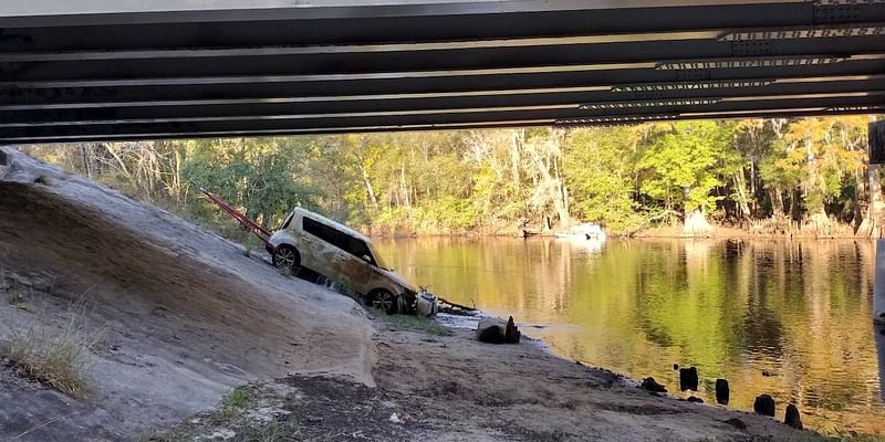 Alachua deputies find stolen SUV in Santa Fe River