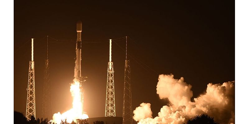 Sonic booms follow Falcon 9 launch carrying supply mission to space station