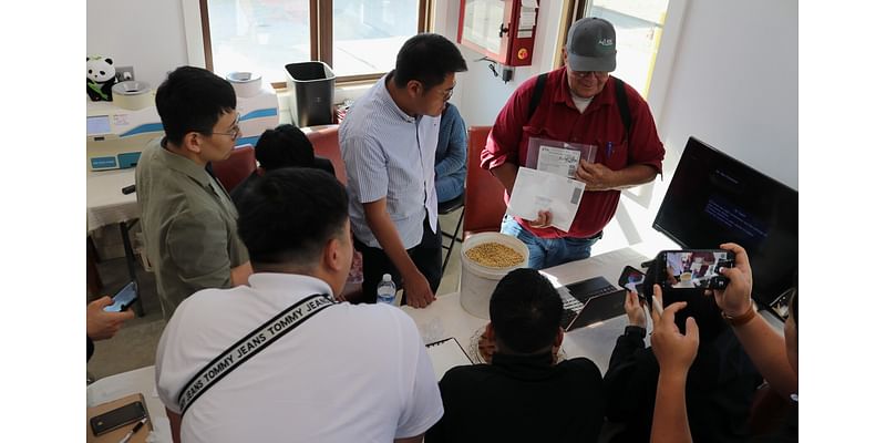 Japanese and Korean trade groups get an up-close look at Minnesota-grown soybeans