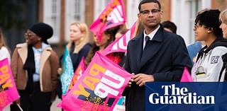 Teachers in England vote overwhelmingly to accept pay rise offer