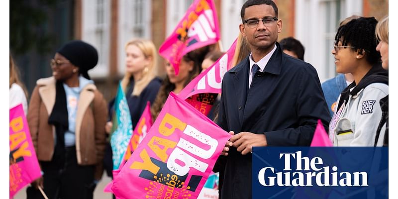 Teachers in England vote overwhelmingly to accept pay rise offer