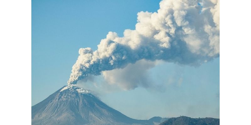 Australian airlines cancel Bali flights after volcano erupts