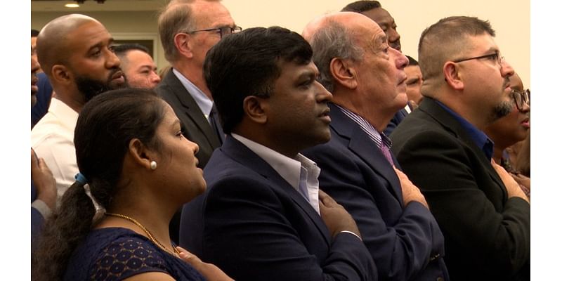 100 people take citizenship oath in Peoria naturalization ceremony