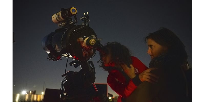 Sky gazers at the 606 revel in glimpses of comet, planets, Hunter's moon: 'It's breathtaking'