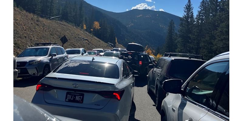 Mountain residents frustrated with illegal parking, blocked roads during leaf viewing