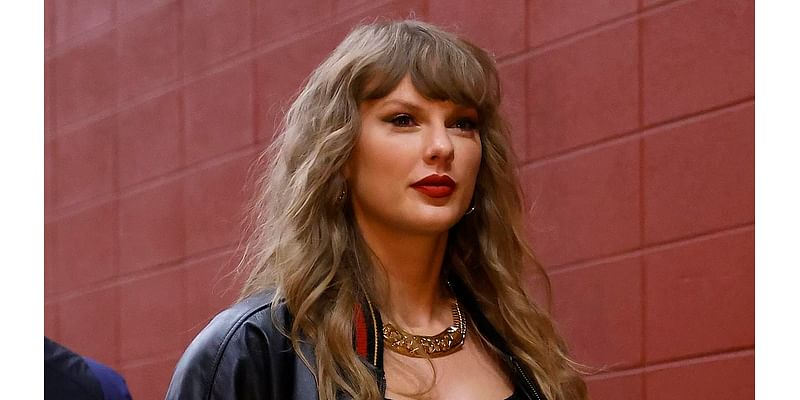 Taylor Swift fans go wild for singer's tiny shorts and knee-high boots at Chiefs game: 'Her legs!'