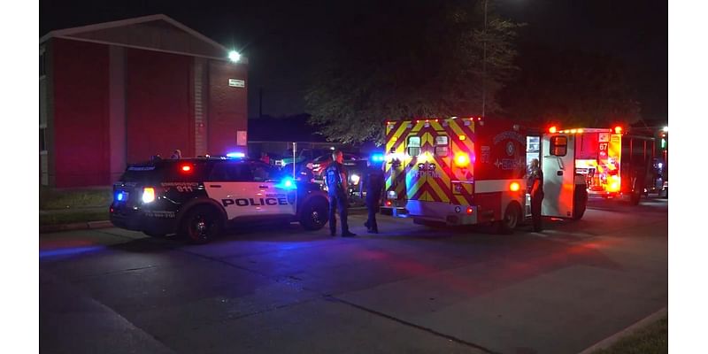 Houston shooting: Man shot by two unknown suspects outside his apartment