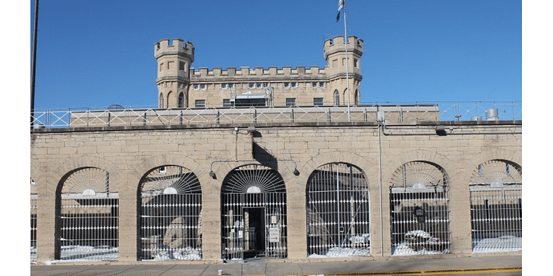 Former Wisconsin prison employee pleads guilty to bribery