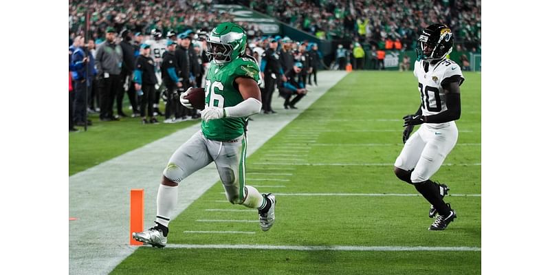 Saquon Barkley shines with backward leap, 2 touchdowns in Eagles’ 28