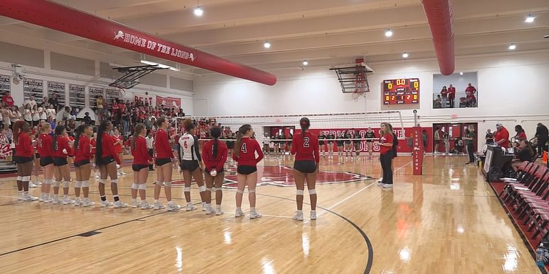 Leon opens Mark Feely Court, takes Lincoln in four sets