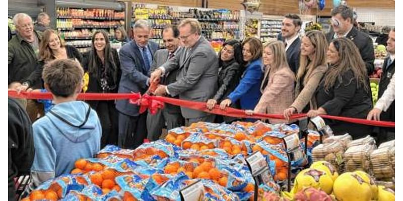 Fresh Grocer opens