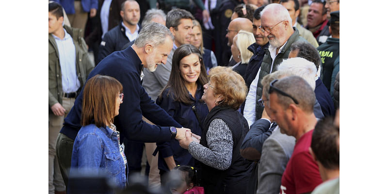 Spain’s royals return to flood disaster zone for 1st time since being pelted by mud