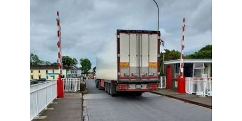 Temporary footbridge installed on busy Leitrim/Roscommon border bridge for trial period