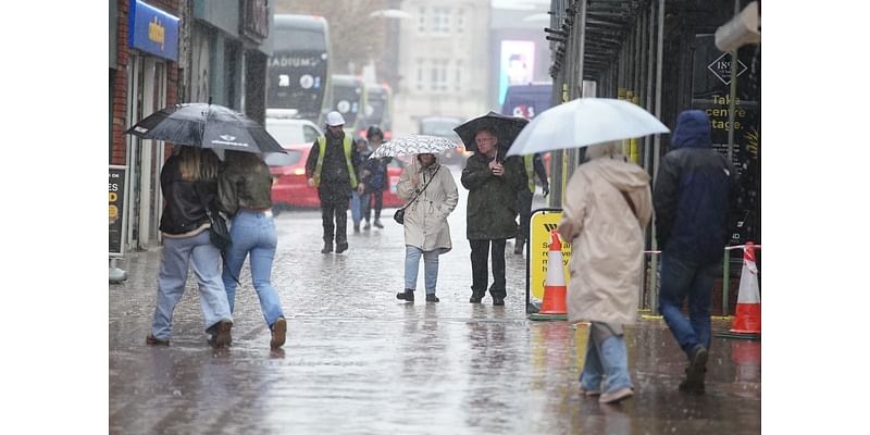 Winds of up to 80mph expected at the weekend as heavy rain batters UK