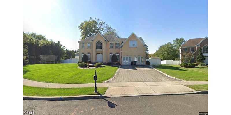 Single-family house sells for $965,000 in Southampton