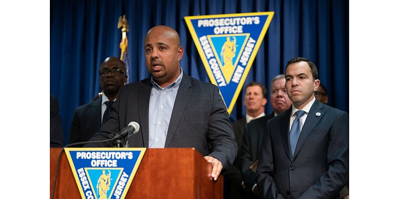 Newark public safety director resigns, mayor names police chief to replace him.