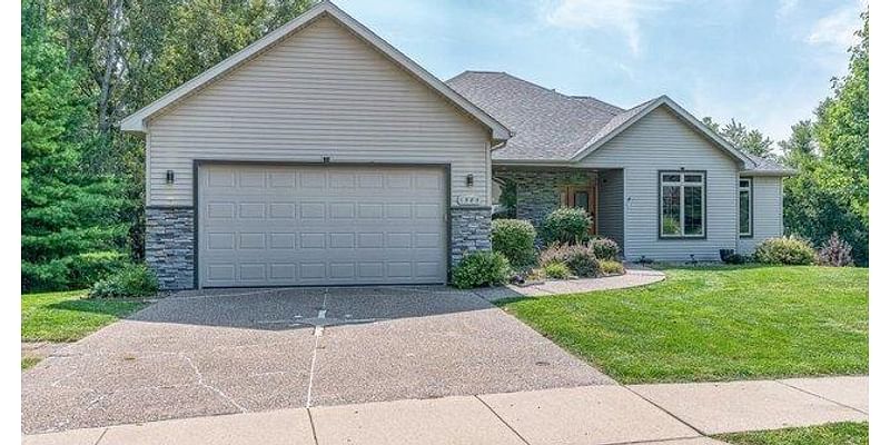 5 Bedroom Home in Bettendorf - $509,900