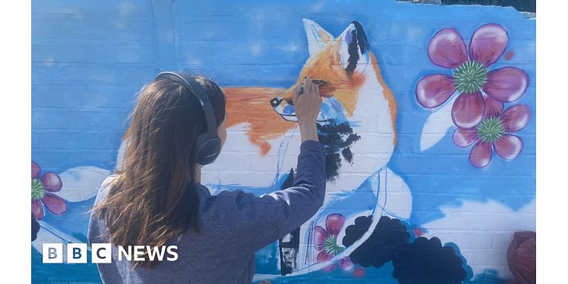 Mural of foxes painted at Pinhoe station