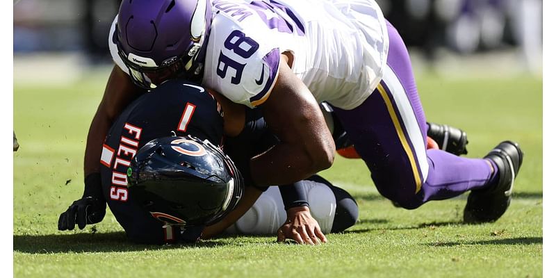 Chicago Bears QB Justin Fields looks to handle Minnesota Vikings pressure