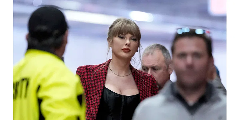 Taylor Swift's entourage has dust-up with photographers before Chiefs game