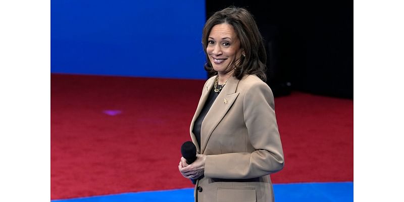 Trump MAGA supporters crash Harris’ rally ... and she smokes them with a great one-liner!