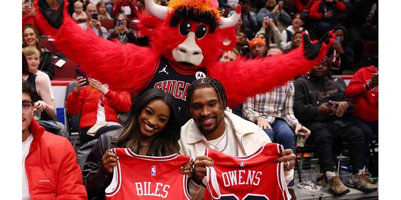 ‘A GOAT, a Bear, and a Bull': Mascot welcomes Simone Biles, Jonathan Owens to Chicago Bulls game