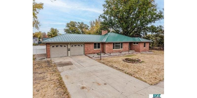 2 Bedroom Home in Beatrice - $229,900