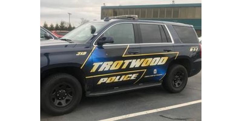 2 hospitalized after crash in Trotwood