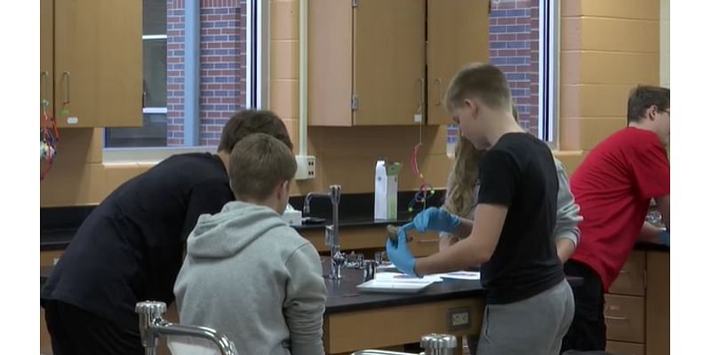 Sullivan Middle School students get hands-on experiance with the brain