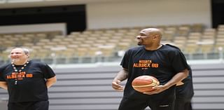 Score, selfie, sign: Former Waves standout Stacy Davis recognized on and off Japanese hoops courts • The Malibu Times