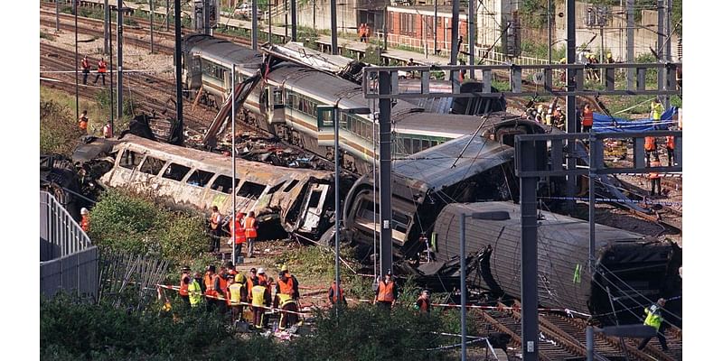 Service marks Ladbroke Grove crash 25 years on