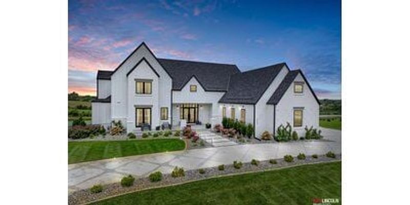 7 Bedroom Home in Lincoln - $2,199,000