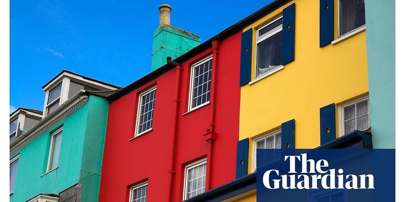 UK house prices rise for third month in a row, says Halifax