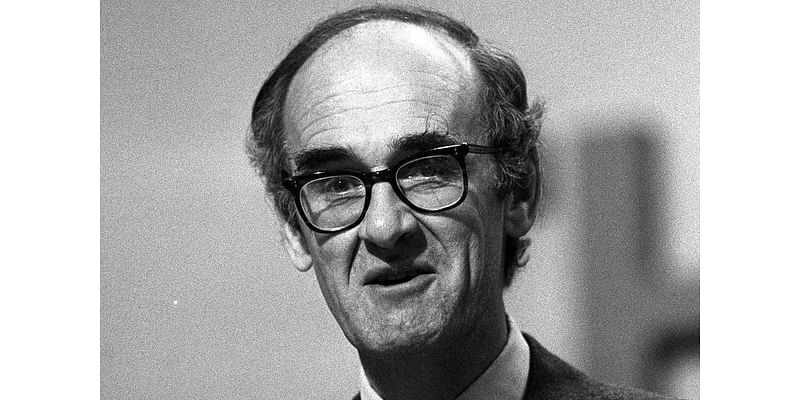 Sir John Nott, defence secretary during Falklands War, dies aged 92