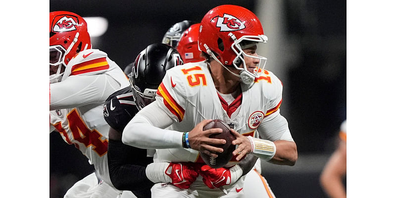 Mahomes throws 2 touchdown passes and the Chiefs' defense preserves a 22-17 win over the Falcons