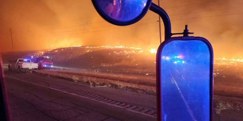 Experts address hundreds of people on Wyoming wildfires