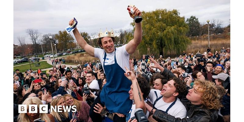 Jeremy Allen White lookalike crowned in Chicago