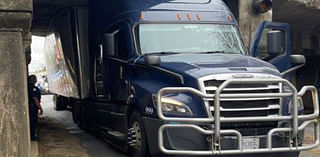 18-wheeler stuck under overpass on 6th Street causing traffic delays