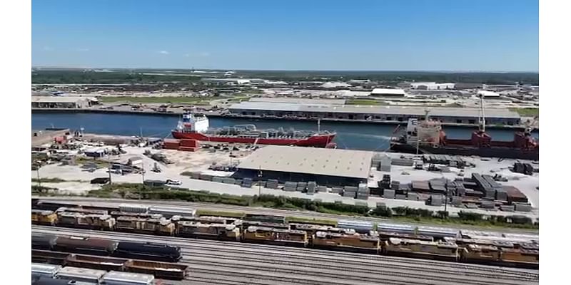 How could port workers looming strike affect the economy? Experts say it might not last long to see