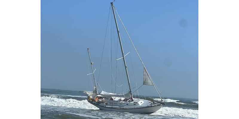 2 rescued when sailboat runs aground at Jersey Shore