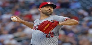 RHP Nick Martinez accepts Reds' $21.05M qualifying offer