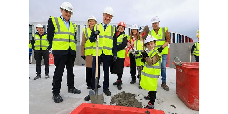 Stephen Donnelly attends ‘topping out’ ceremony of Ronald McDonald House at new children’s hospital site