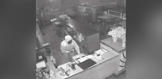 Video captures burglars ransacking businesses in Huntington Beach