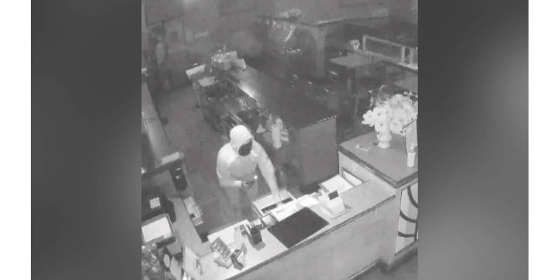 Video captures burglars ransacking businesses in Huntington Beach