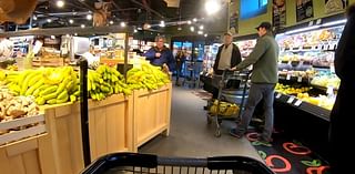 Shoppers pick up last minute Thanksgiving essentials