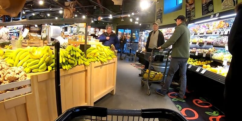 Shoppers pick up last minute Thanksgiving essentials