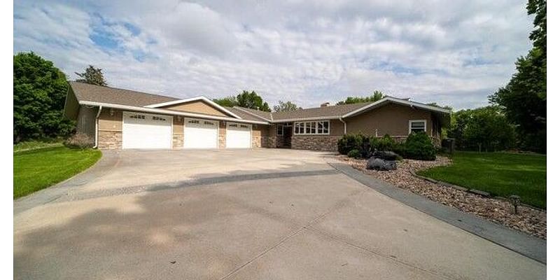 3 Bedroom Home in Grand Island - $799,000