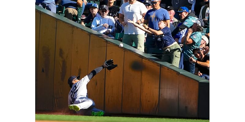 Yankees’ Juan Soto limps to locker, gives update on knee after crash into concrete wall