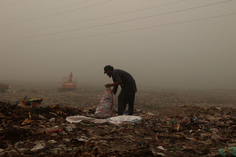 Pakistan limits outdoor activities, market hours to curb air pollution-related illness