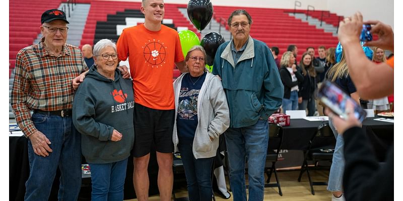 Alexandria basketball recruit Chase Thompson signs with Clemson men's basketball